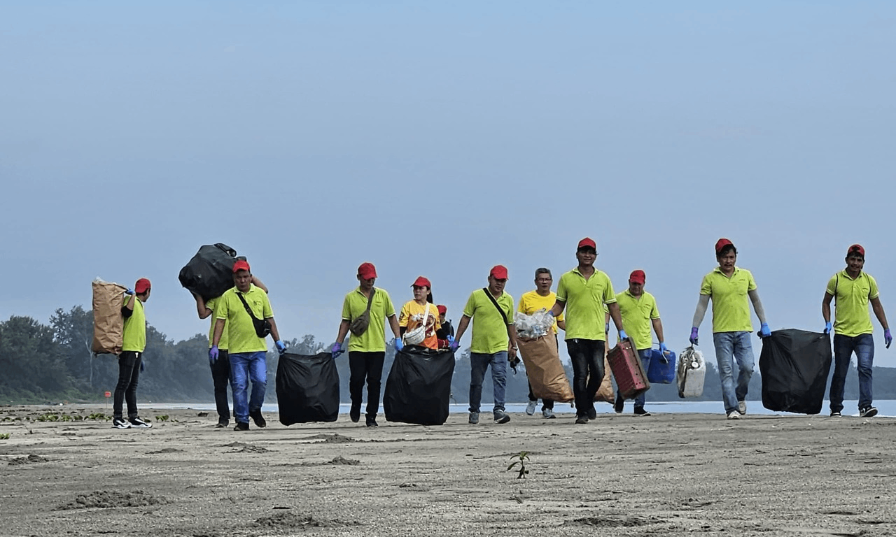 Ichiplas Team at Beach Cleanup Event